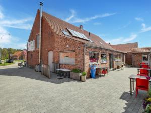a brick building with a window on the side of it at In de Wollekjes in Merksplas