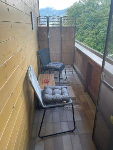a balcony with two chairs and a table at Gästezimmer Schwaz Panorama in Schwaz