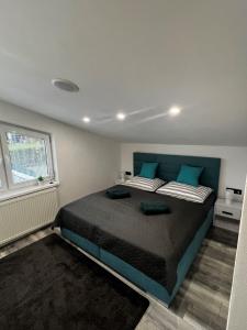 um quarto com uma cama grande e almofadas verdes em Katarína em Kežmarok