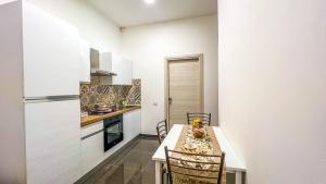 eine Küche mit einem Tisch und Stühlen im Zimmer in der Unterkunft B&B Ladislaus in Ladispoli