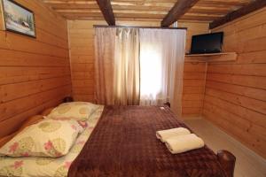 ein Schlafzimmer mit einem Bett in einem Blockhaus in der Unterkunft "Карпати" in Jablunyzja