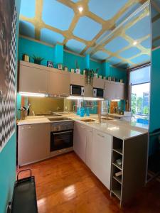 リスボンにあるArty Home in the Heart of Lisbon , Baixa Chiadoの青い天井のキッチン(白いキャビネット付)