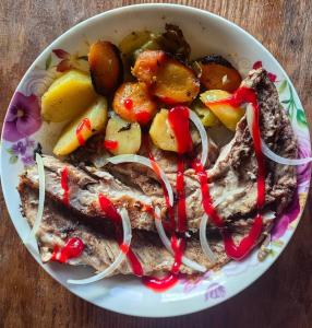 ein Teller mit Fleisch und Gemüse auf einem Tisch in der Unterkunft Doloon Uul in Turt