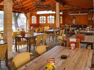 ein Restaurant mit Holztischen und -stühlen sowie Tischen und Stühlen in der Unterkunft Brauerei Walter in Waldshut-Tiengen