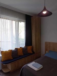 - une chambre avec un canapé en face d'une fenêtre dans l'établissement Cosy Apartment, à Bordjomi