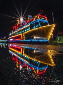 łódź z oświetleniem na wodzie w nocy w obiekcie The Aspire w Blackpool