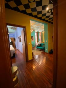 リスボンにあるArty Home in the Heart of Lisbon , Baixa Chiadoのチェッカー天井のリビングルーム