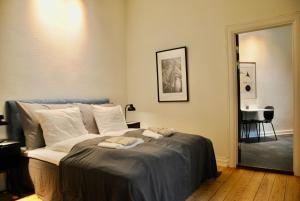 a bedroom with a bed with two towels on it at Aparthotel Mageløs 12 in Odense