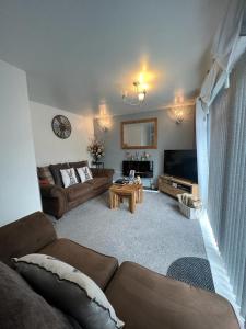 - un salon avec un canapé et une table dans l'établissement Home From Home, à Stanhope