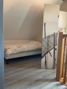 1 dormitorio pequeño con 1 cama y suelo de madera en Gite Du Rittersberg, en Scherwiller