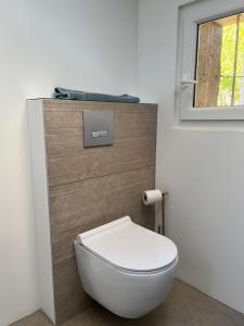 ein weißes WC im Bad mit Fenster in der Unterkunft Les Cerises du Pont du Gard in Remoulins