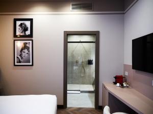 Postel nebo postele na pokoji v ubytování The Glam Boutique Hotel & Apt