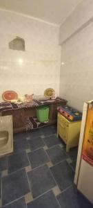 cocina con mesa y fregadero en una habitación en Sengr Tod, en Asuán