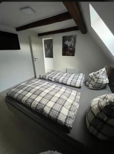 two twin beds in a room with at Ferienwohnung Am Graben in Hasselfelde