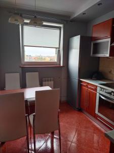 Η κουζίνα ή μικρή κουζίνα στο Apartament w centrum +1 φωτογραφίες