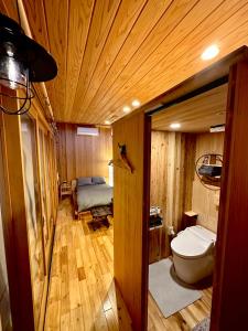 łazienka z toaletą i łóżko w pokoju w obiekcie Fuji Dome Glamping w mieście Fujikawaguchiko