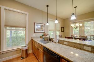 Fotografie z fotogalerie ubytování Pool and Beach Cozy Condo in Bear Lake Reserve! v destinaci Glenville + 24 fotografií
