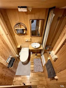 an overhead view of a bathroom with a toilet and a sink at Fuji Dome Glamping in Fujikawaguchiko
