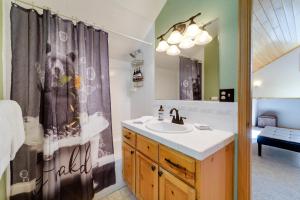 Un baño con lavabo y cortina de ducha. en Rustic Truckee Cabin Retreat with Community Pool!, en Truckee 32 fotos más