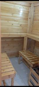 uma sauna de madeira com um banco e uma mesa em Sauna y Jacuzzi en medio de la naturaleza em Cachipay