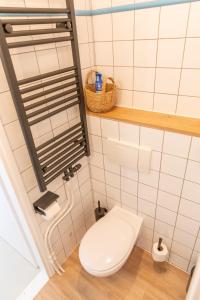 uma casa de banho com um WC branco num quarto em Bed & Bike Op Texel em Den Burg