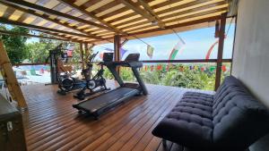 sala de estar con gimnasio con sofá y cinta de correr en Villa Hélèna Chalets, en Sainte-Marie