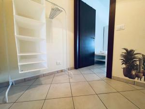 ein Zimmer mit einem Schrank mit einer Pflanze darin in der Unterkunft Castelli Home - Castelli Apartments in Albano Laziale + 29 Fotos