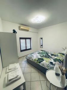 ein Schlafzimmer mit einem Bett, einem Tisch und einem Tisch sowie einer Terrasse in der Unterkunft Castelli Home - Castelli Apartments in Albano Laziale