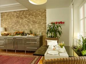 cocina con mesa y pared de piedra en Landhauskiebel, en Erden