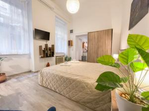sypialnia z dużym łóżkiem w pokoju w obiekcie Free Parking, Downtown Apartment near New York Cafe w Budapeszcie