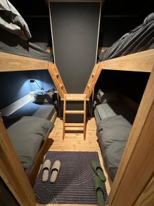 Pokój z 2 łóżkami piętrowymi, stołem i krzesłem w obiekcie Fuji Dome Glamping w mieście Fujikawaguchiko