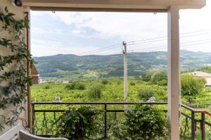Vista generica sulle montagne o vista sulle montagne dall'interno dell'affittacamere
