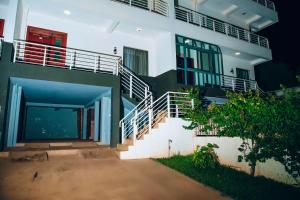 een gebouw met trappen ervoor bij Saint Emmanuel near Kigali Convetion center in Bugesera