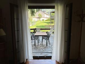 uma porta aberta para um pátio com uma mesa e cadeiras em LINSOLES 44B em Eriste