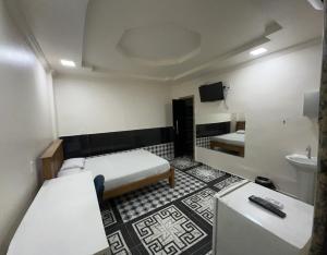 Cette petite chambre comprend 2 lits et un lavabo. dans l'établissement 3D Hotel, à Manaus