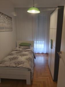 Ένα ή περισσότερα κρεβάτια σε δωμάτιο στο Sky lux apartment Vracar