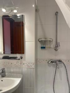 a bathroom with a sink and a mirror at Duplex con garaje privado in Cádiz