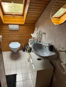y baño con lavabo y aseo. en M & B Home, en Núremberg