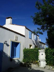 ドリュ・ドレロンにあるFerienhaus d'Oléron in Strandnäheの青窓・茂みのある白い家