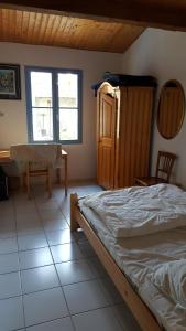 ドリュ・ドレロンにあるFerienhaus d'Oléron in Strandnäheのベッドルーム1室(ベッド1台、テーブル、窓2つ付)