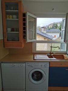 cocina con lavadora, fregadero y ventana en Foun Vive, en Font-Romeu 14 fotos más