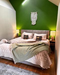 Ένα ή περισσότερα κρεβάτια σε δωμάτιο στο Romantic Snowdonia Cottage with Hot tub, sea & mountain views