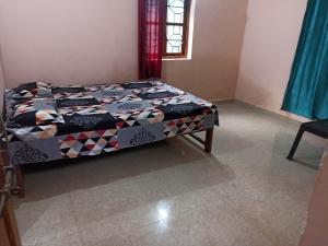 Ένα ή περισσότερα κρεβάτια σε δωμάτιο στο Naik home stay