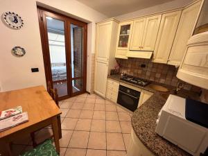 維亞雷焦的住宿－Vacanze Versilia，厨房配有白色橱柜和台面