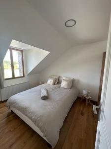 a white bed in a room with a window at Jolie maison style champenois Classement 3 étoiles Gîtes de France in Barberey-Saint-Sulpice +46 photos