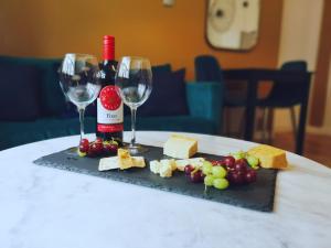 une assiette de fromage et de vin sur une table dans l'établissement Splash of Colour Bournemouth Sleeps 4 Free Parking, à Bournemouth