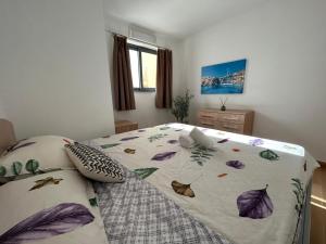 スリーマにあるLuxurious Villa on Sliema Promenadeのベッドルーム1室(カラフルな掛け布団付きのベッド1台付)