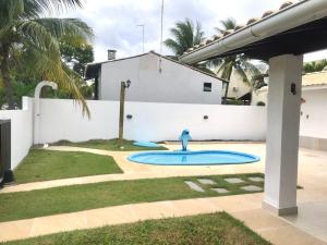 uma piscina no quintal de uma casa em Casa térrea em Guarajuba para Veraneio em Camassari