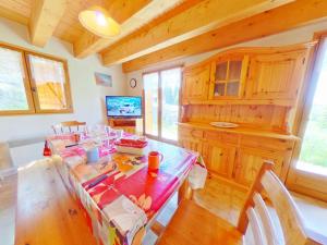 a dining room with a table in a cabin at Chalet Les Saisies, 4 pièces, 8 personnes - FR-1-594-42 in Hauteluce