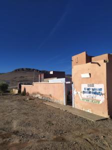 un bâtiment avec un panneau sur son côté dans l'établissement Dar Dyafa, 